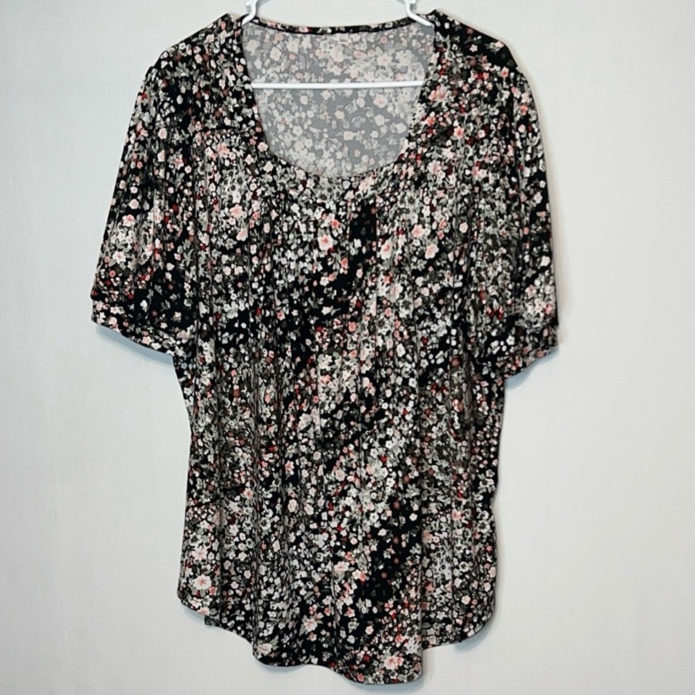 Woman’s Floral Short Sleeved Square Neck Blouse Top Size 3X Pleated.
